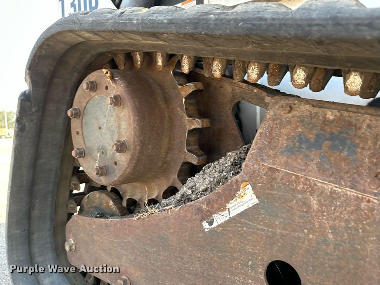 image for item NF9224 2009 Bobcat T300  tracked skid steer loader