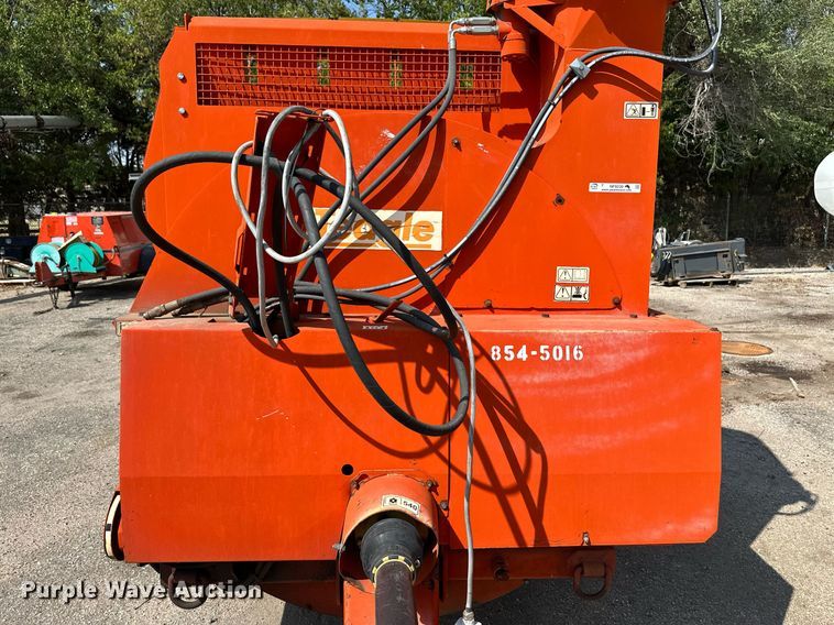 image for item NF9230 2006 Teagle Tomahawk 8080  bale processor