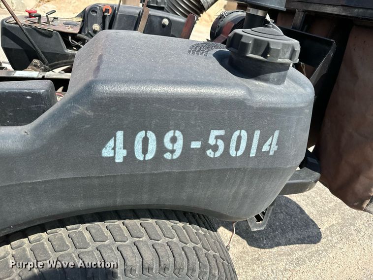 image for item NF9242 2003 Gravely 148Z  ZTR lawn mower