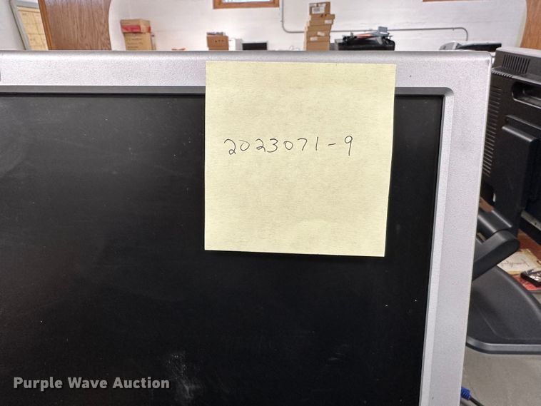 image for item NP9488 (10) HP monitors