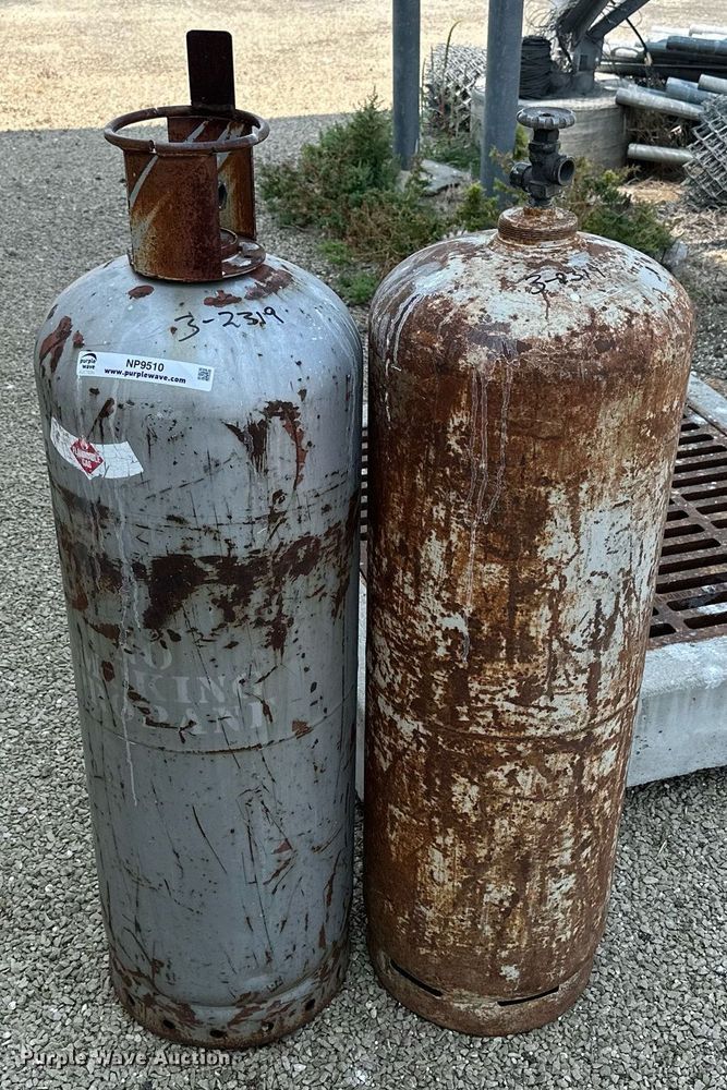 image for item NP9510 (2) 100 gallon propane tanks