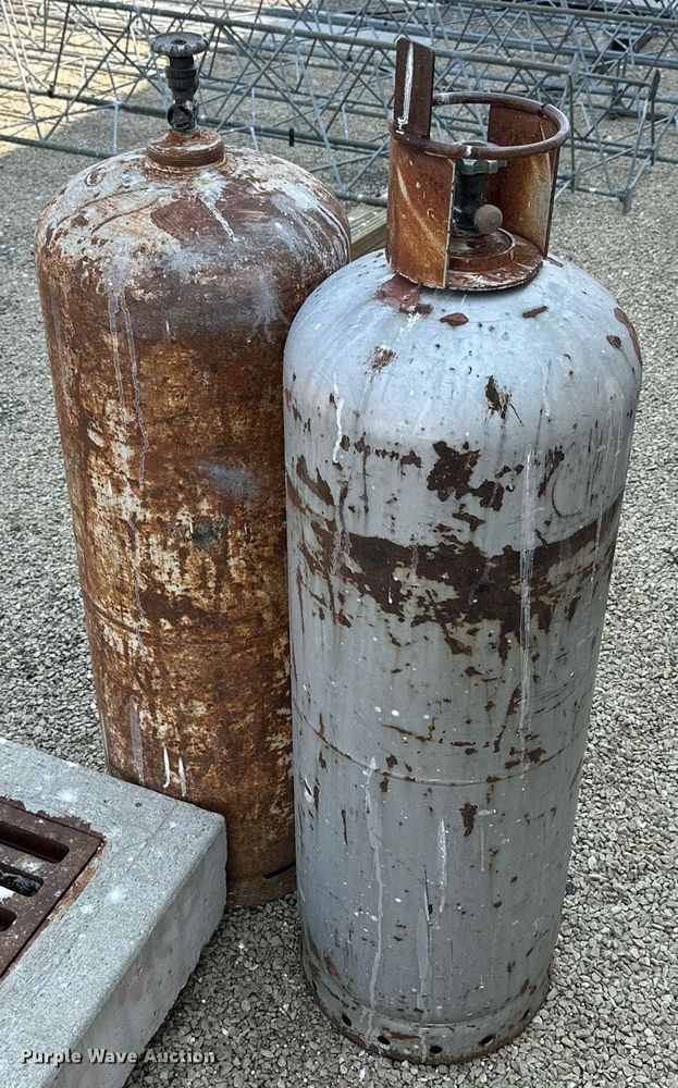 image for item NP9510 (2) 100 gallon propane tanks