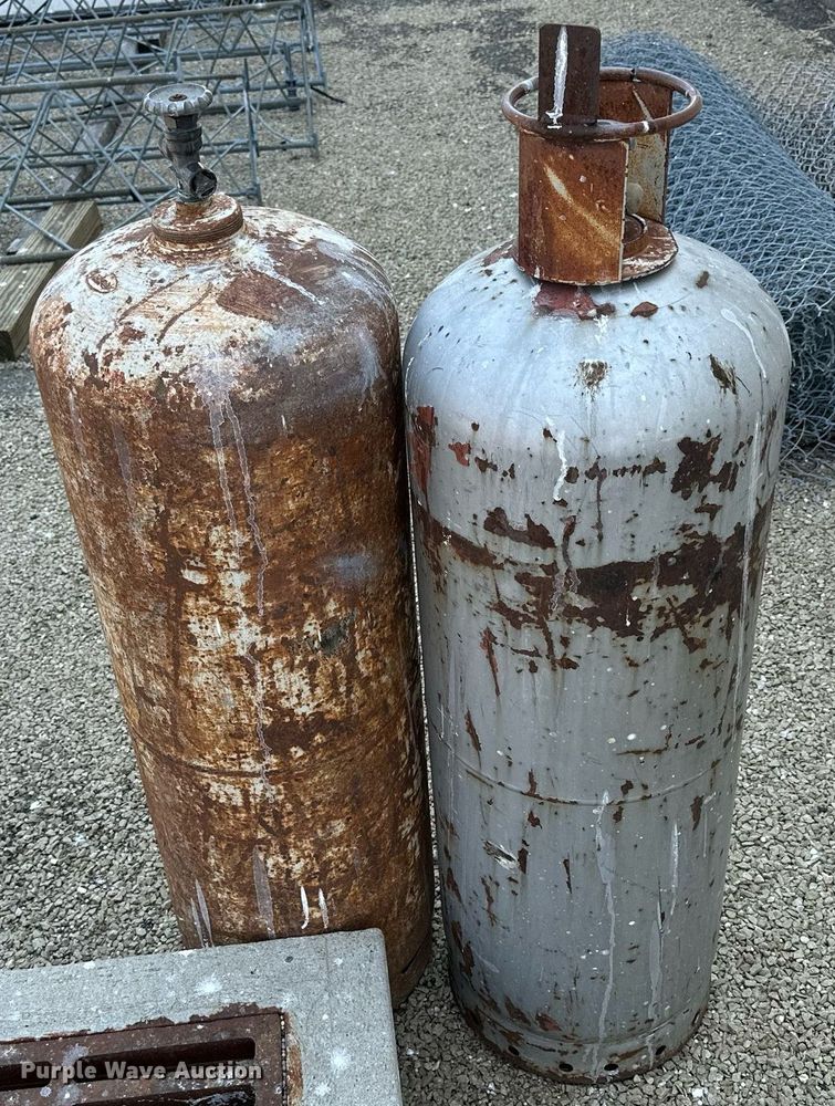 image for item NP9510 (2) 100 gallon propane tanks