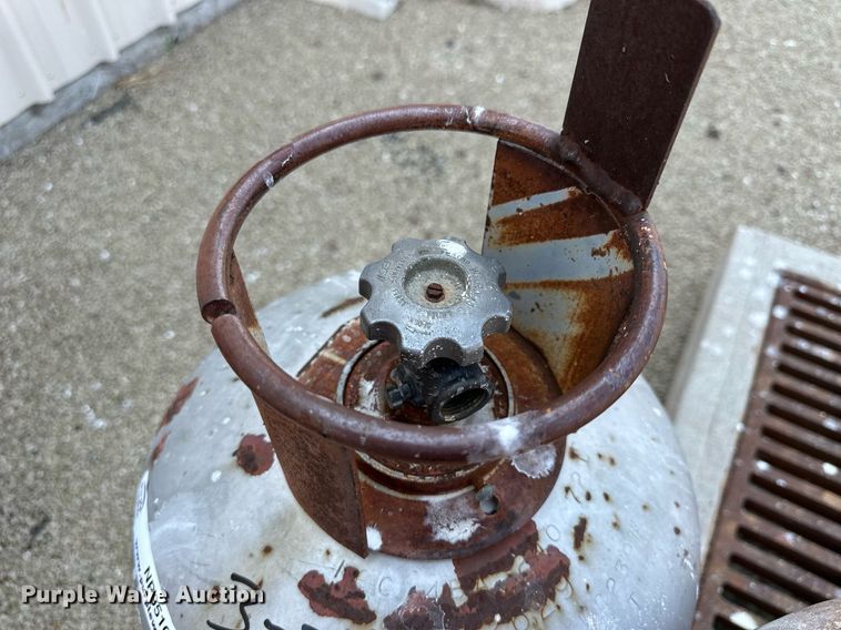 image for item NP9510 (2) 100 gallon propane tanks