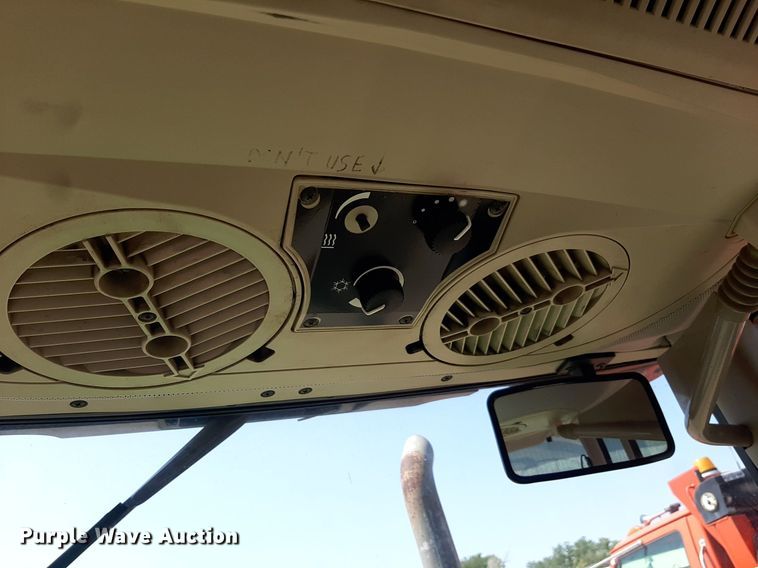 image for item OF9420 2007 John Deere 6415  tractor