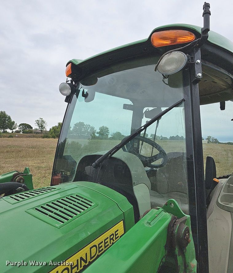 image for item DN8712 2015 John Deere 4066R  tractor