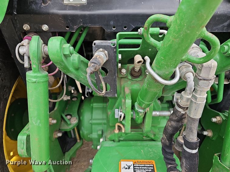 image for item DN8712 2015 John Deere 4066R  tractor
