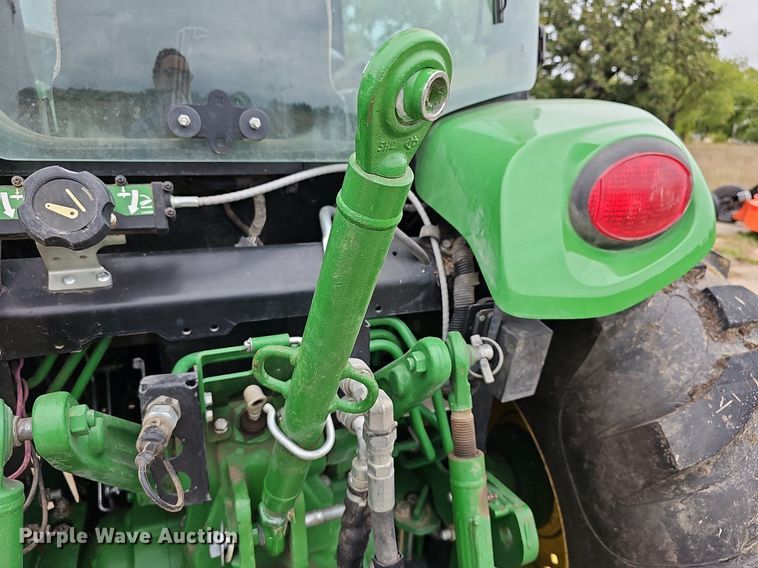 image for item DN8712 2015 John Deere 4066R  tractor