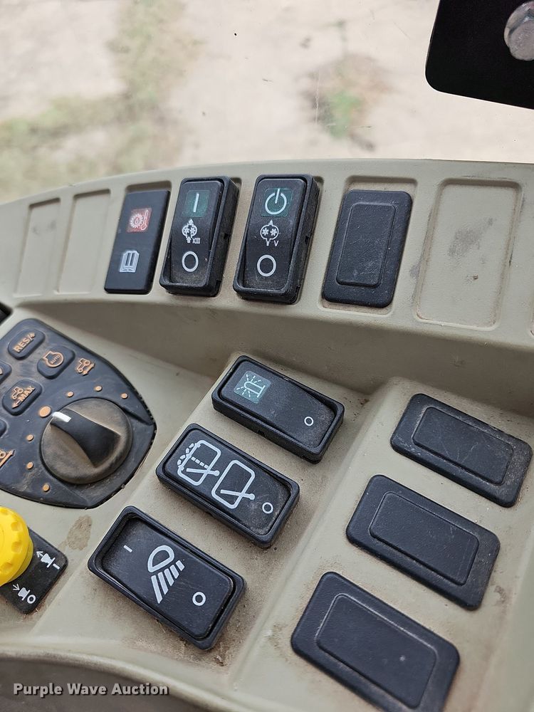 image for item DN8712 2015 John Deere 4066R  tractor