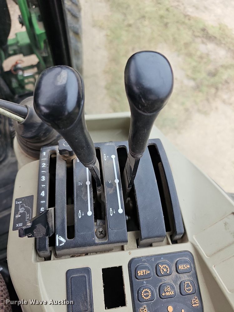 image for item DN8712 2015 John Deere 4066R  tractor