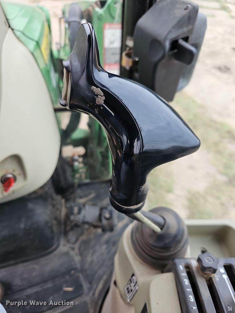 image for item DN8712 2015 John Deere 4066R  tractor