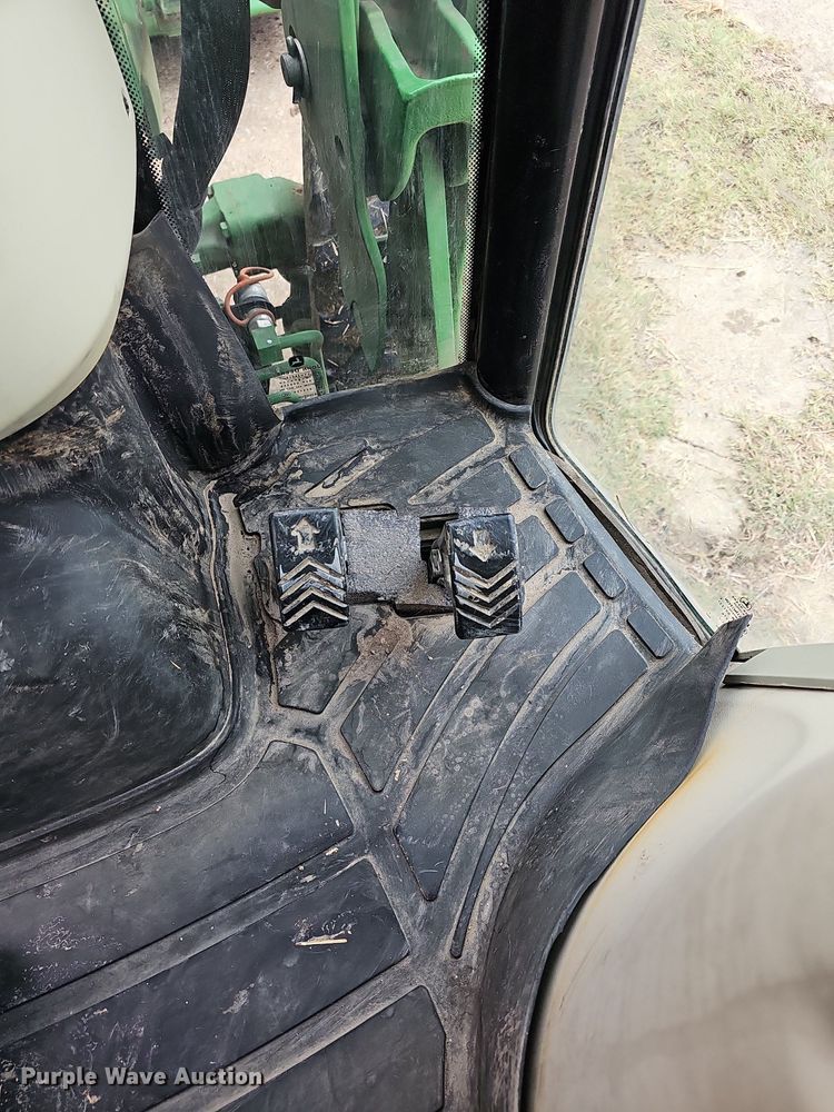 image for item DN8712 2015 John Deere 4066R  tractor