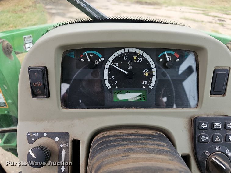 image for item DN8712 2015 John Deere 4066R  tractor