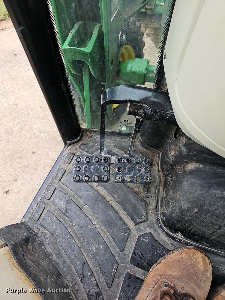 image for item DN8712 2015 John Deere 4066R  tractor