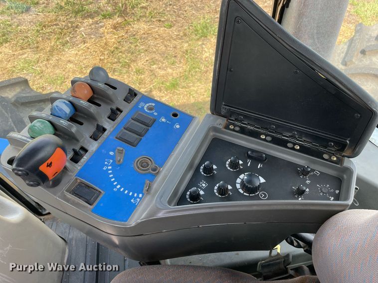 image for item DP0051 2002 New Holland TJ375  4WD tractor