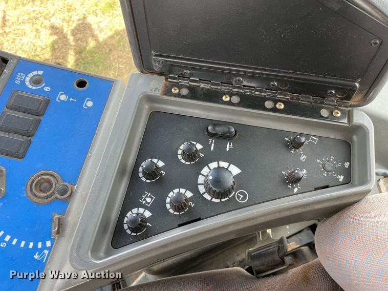 image for item DP0051 2002 New Holland TJ375  4WD tractor