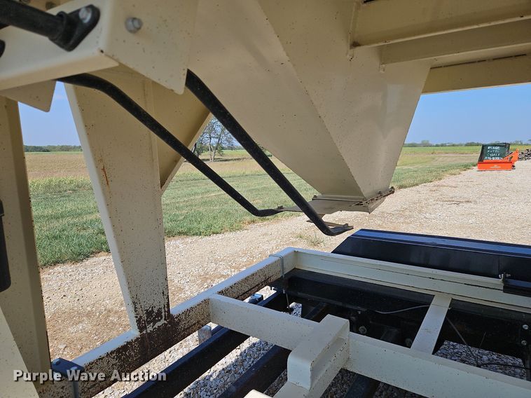 image for item DP2442 Friesen Titan 4 SE  seed tender