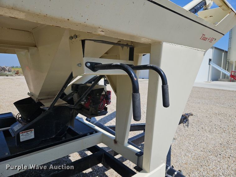 image for item DP2442 Friesen Titan 4 SE  seed tender