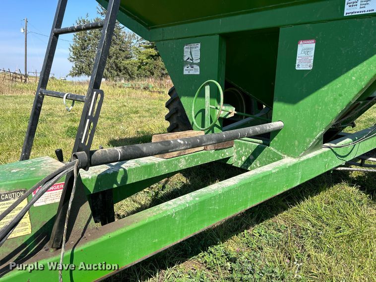 image for item DQ0945 Brent GC772  grain cart