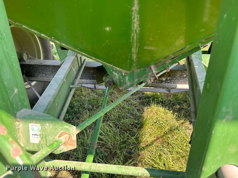 image for item DQ0945 Brent GC772  grain cart