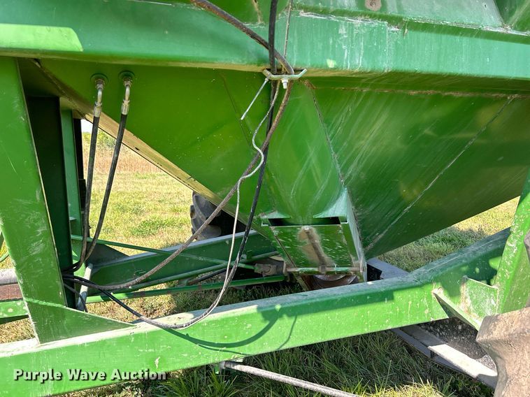 image for item DQ0945 Brent GC772  grain cart