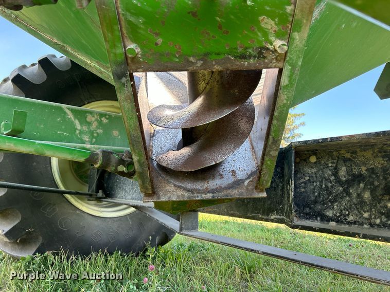image for item DQ0945 Brent GC772  grain cart