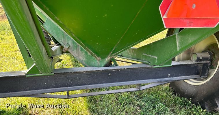 image for item DQ0945 Brent GC772  grain cart