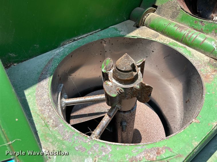 image for item DQ0945 Brent GC772  grain cart