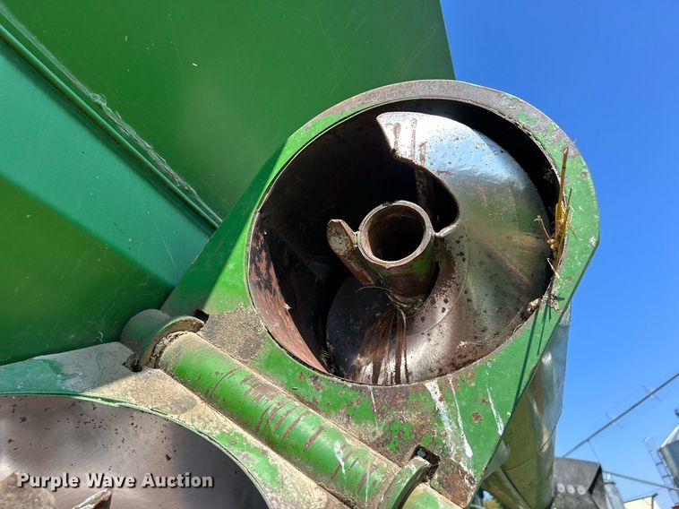 image for item DQ0945 Brent GC772  grain cart