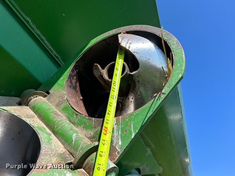 image for item DQ0945 Brent GC772  grain cart