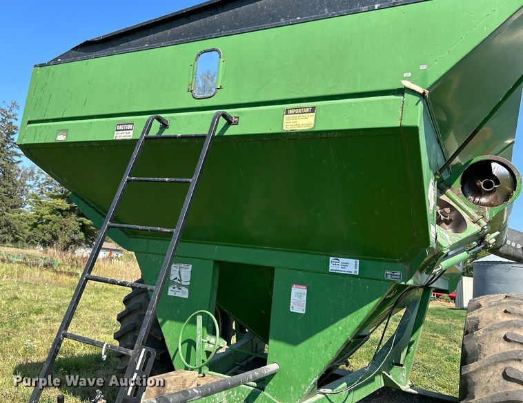 image for item DQ0945 Brent GC772  grain cart