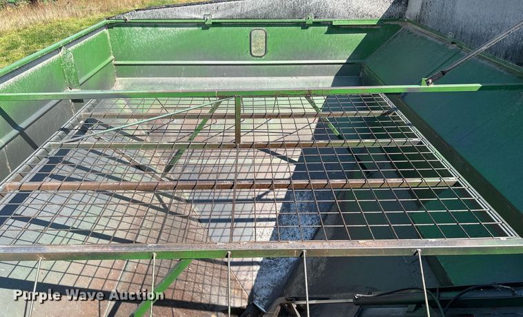 image for item DQ0945 Brent GC772  grain cart