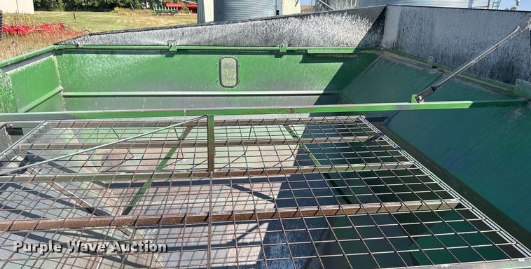 image for item DQ0945 Brent GC772  grain cart