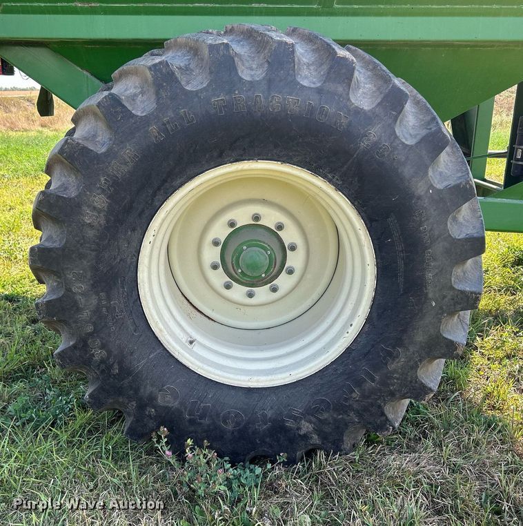 image for item DQ0945 Brent GC772  grain cart