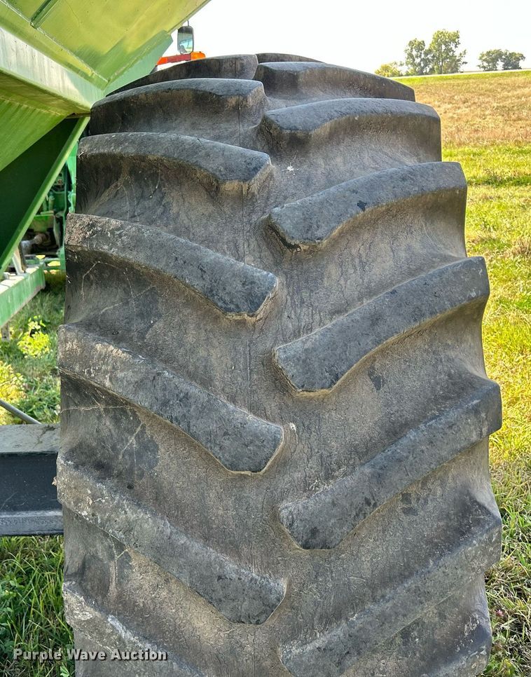 image for item DQ0945 Brent GC772  grain cart