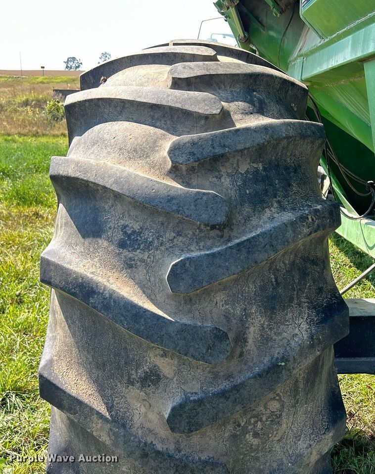 image for item DQ0945 Brent GC772  grain cart