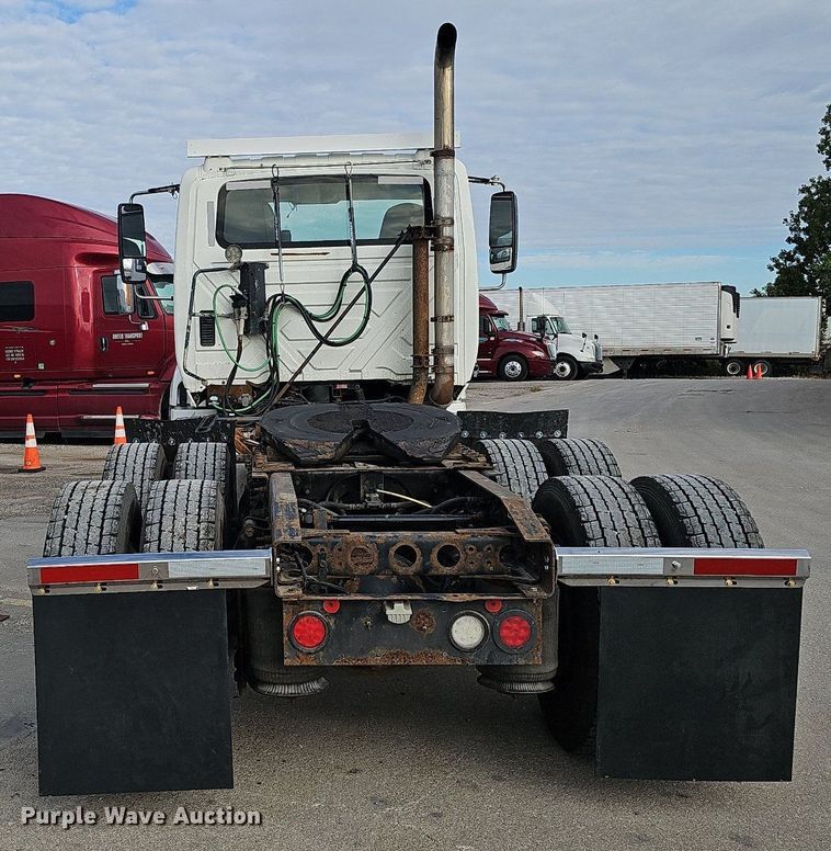 image for item DQ1198 2014 International  ProStar+ semi truck