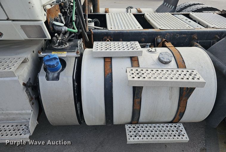 image for item DQ1198 2014 International  ProStar+ semi truck