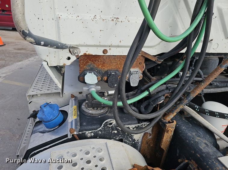 image for item DQ1198 2014 International  ProStar+ semi truck