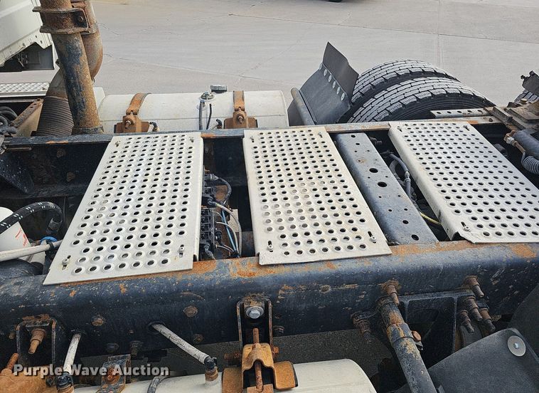 image for item DQ1198 2014 International  ProStar+ semi truck