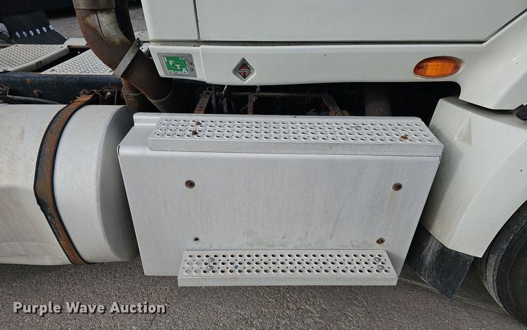 image for item DQ1198 2014 International  ProStar+ semi truck