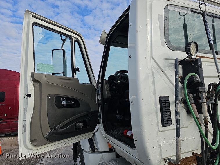 image for item DQ1198 2014 International  ProStar+ semi truck