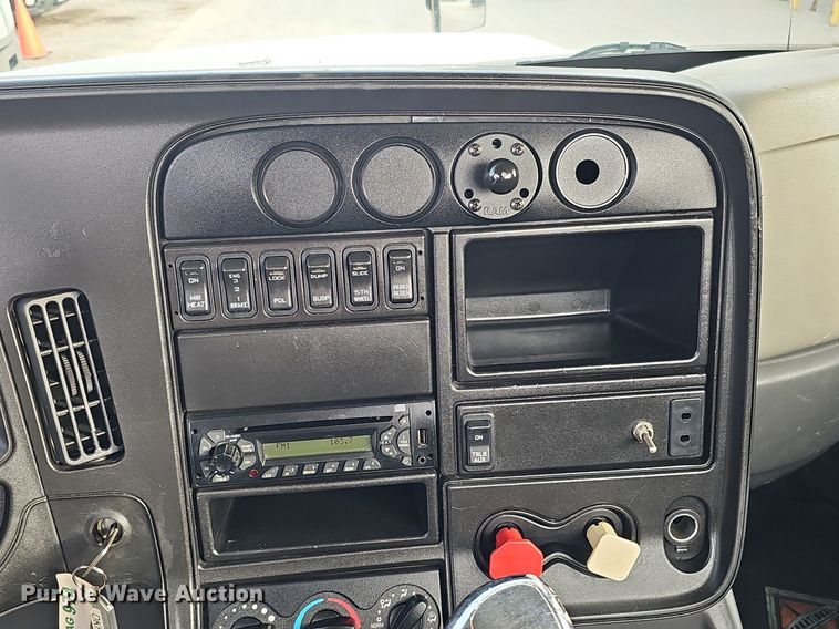 image for item DQ1198 2014 International  ProStar+ semi truck