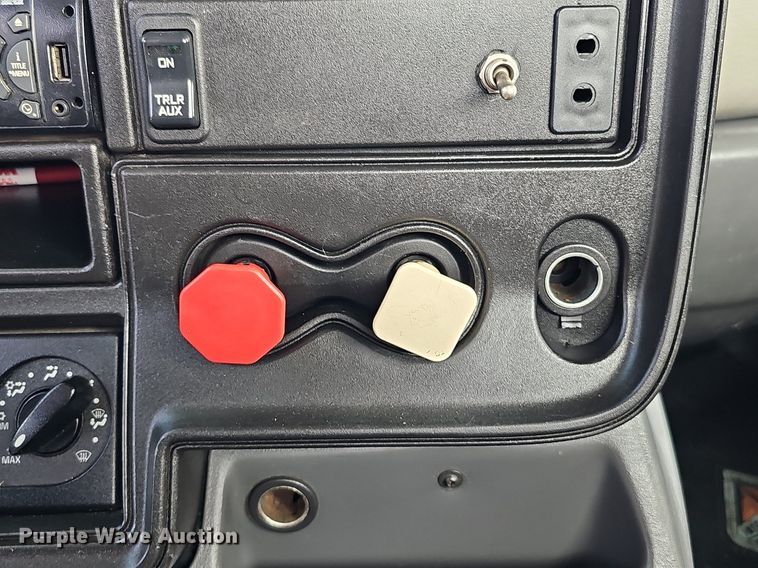 image for item DQ1198 2014 International  ProStar+ semi truck