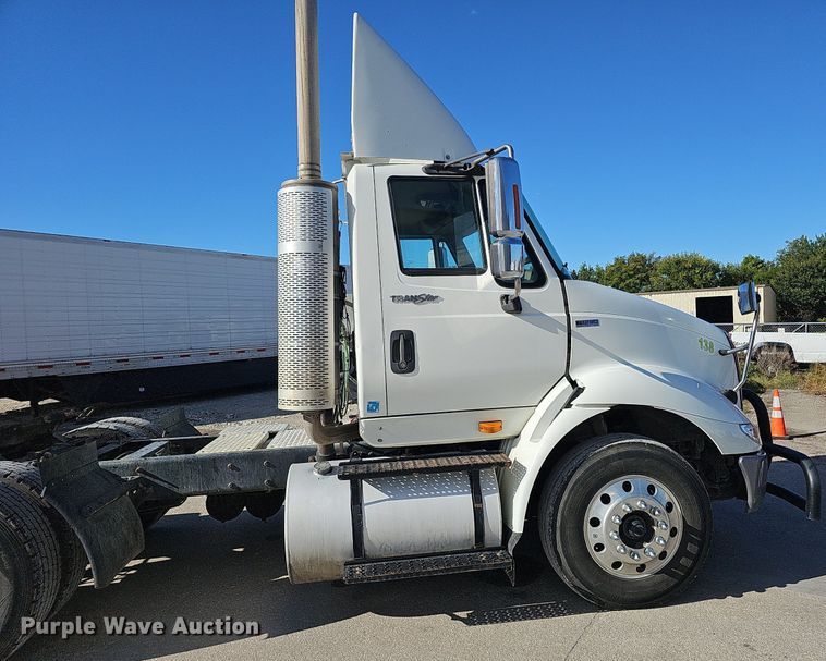 image for item DQ1199 2013 International 8600 semi truck