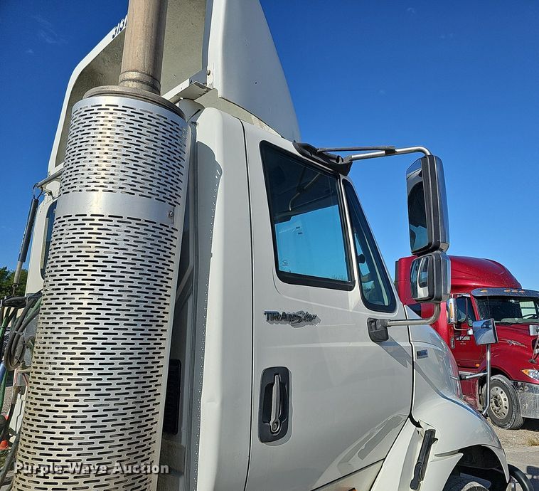 image for item DQ1199 2013 International 8600 semi truck