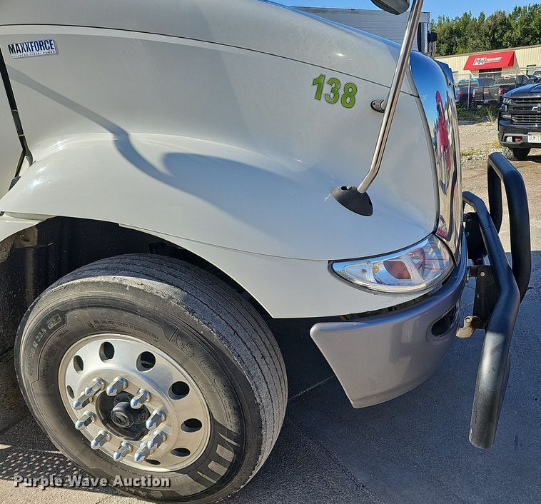 image for item DQ1199 2013 International 8600 semi truck