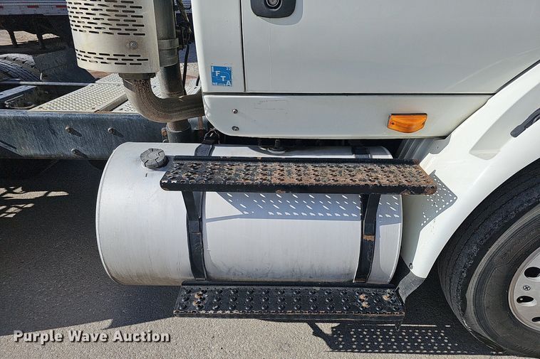 image for item DQ1199 2013 International 8600 semi truck