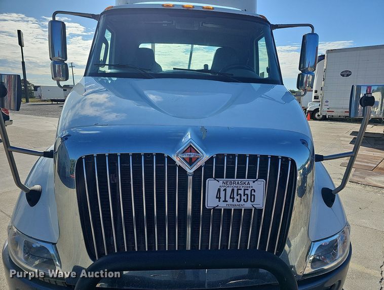 image for item DQ1199 2013 International 8600 semi truck