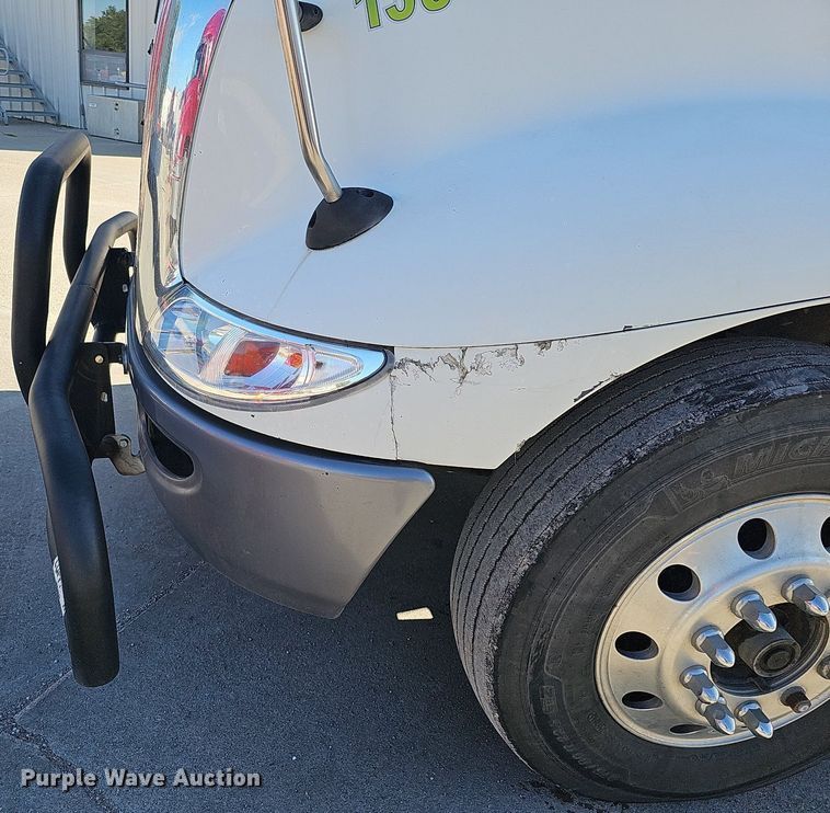 image for item DQ1199 2013 International 8600 semi truck